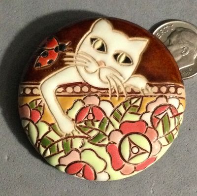 GOLEM DESIGN STUDIO CAT REACHING OVER WALL