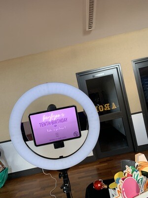 He wharau kiriāhua | Selfie booth station