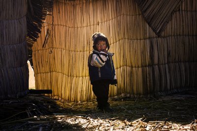 Photographie  d'un enfant de la tribu des Uros en Bolivie