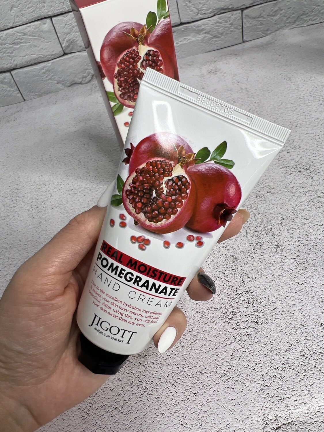 Увлажняющий крем для рук с экстрактом Граната Jigott Real Moisture Pomegranate Hand Cream