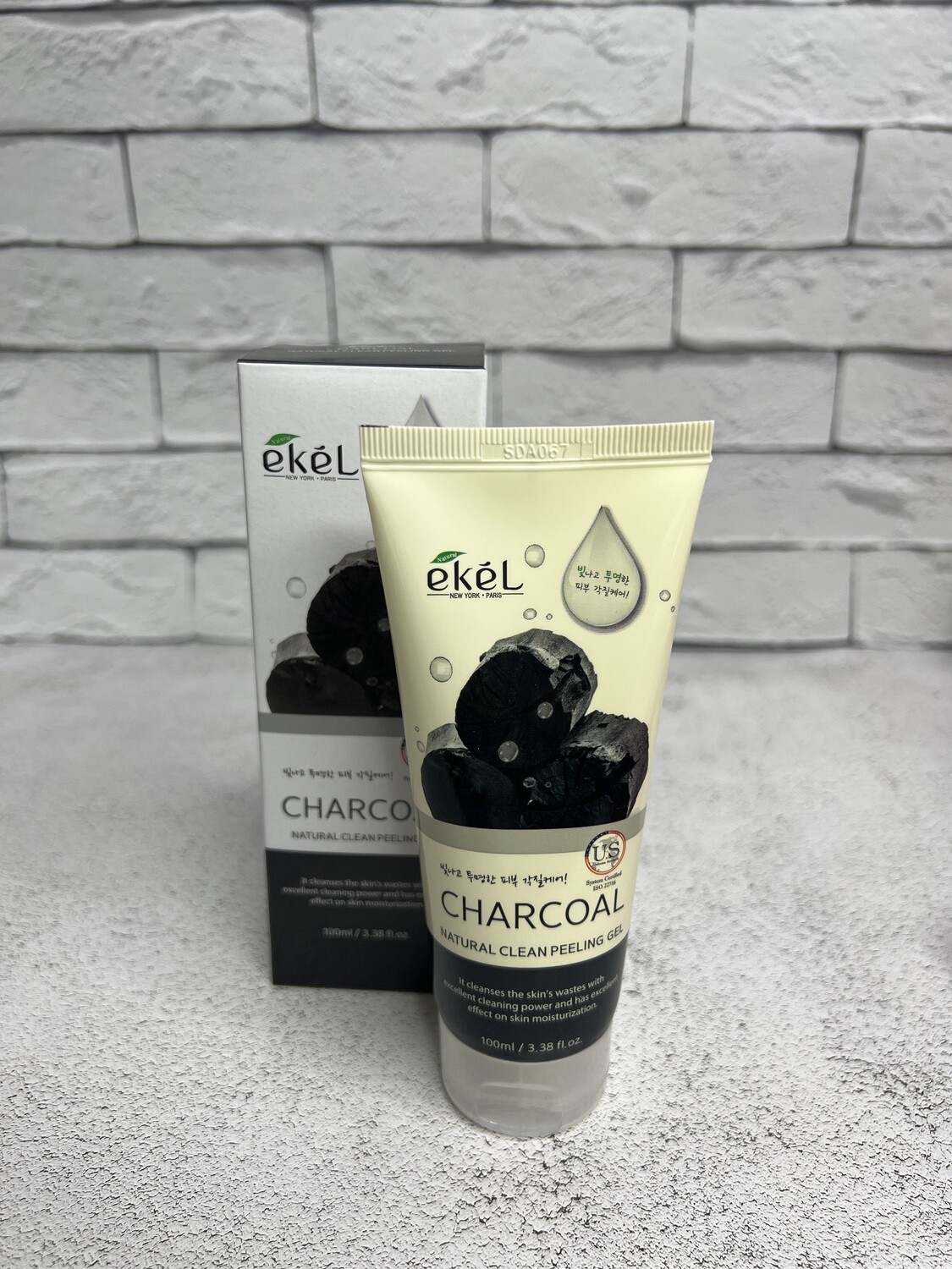 Пилинг Гель с древесным углем Ekel Charcoal Natural Clean Peeling Gel