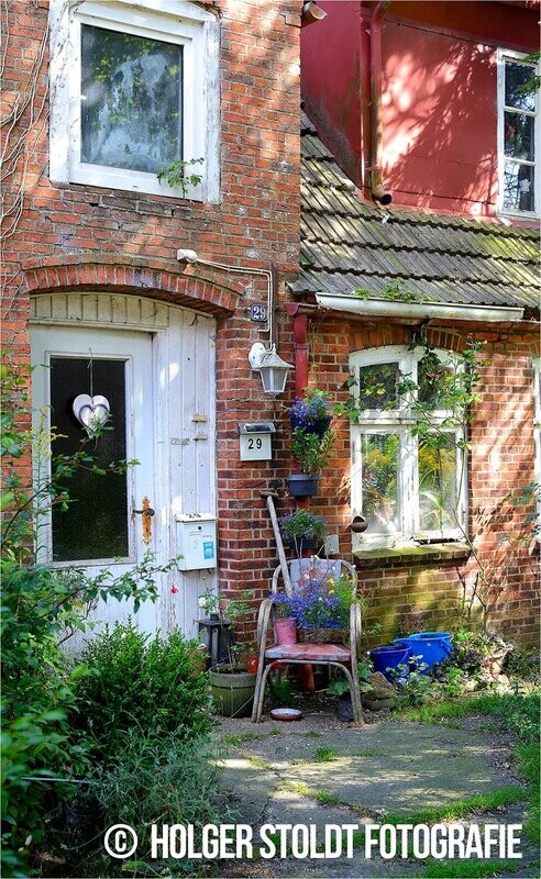STUHL VORM HAUS