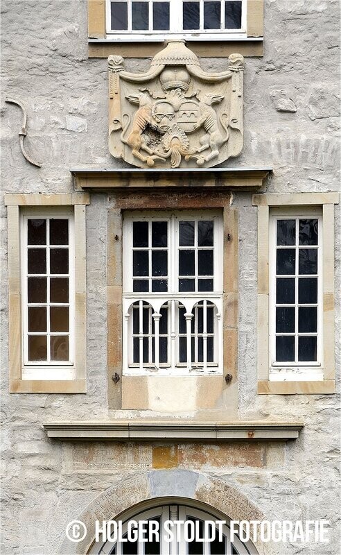 FENSTERTURM MIT WAPPEN