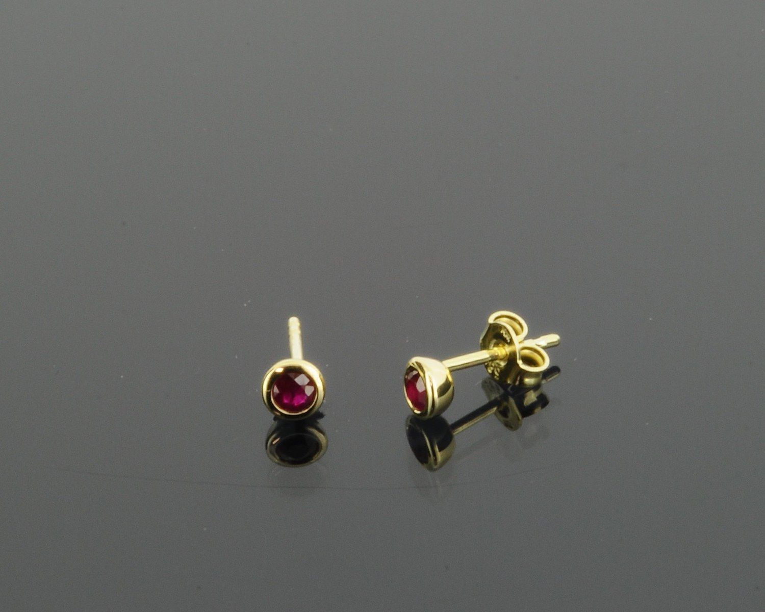 Ohrstecker  Artikelnummer: 694711019  4 mm, poliert, 2 Rubine 3 mm, zus. 0,28 ct Gelbgold 585