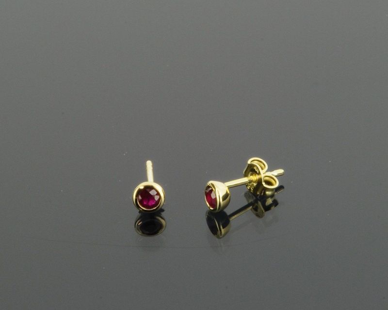 Ohrstecker  Artikelnummer: 694711019  4 mm, poliert, 2 Rubine 3 mm, zus. 0,28 ct Gelbgold 585