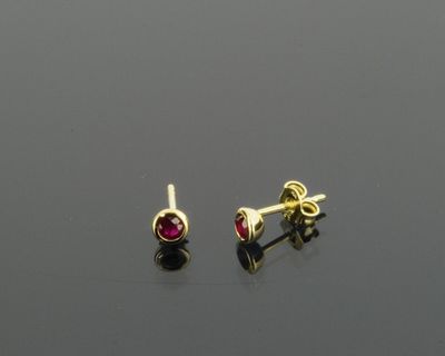 Ohrstecker  Artikelnummer: 694711019  4 mm, poliert, 2 Rubine 3 mm, zus. 0,28 ct Gelbgold 585