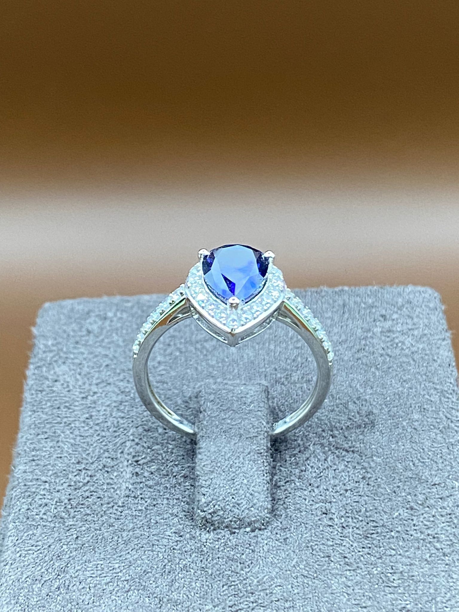 Goldring Weissgold mit blauem Stein Tropfen seitliche Steinbesatz in Zirkonia Damenring Ring 585 / 14 Karat TON560230A765W