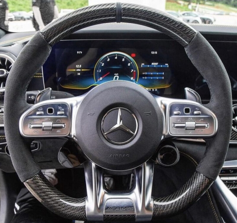 Volante personalizzato Mercedes Classe A in carbonio,con comandi e airbag incluso
