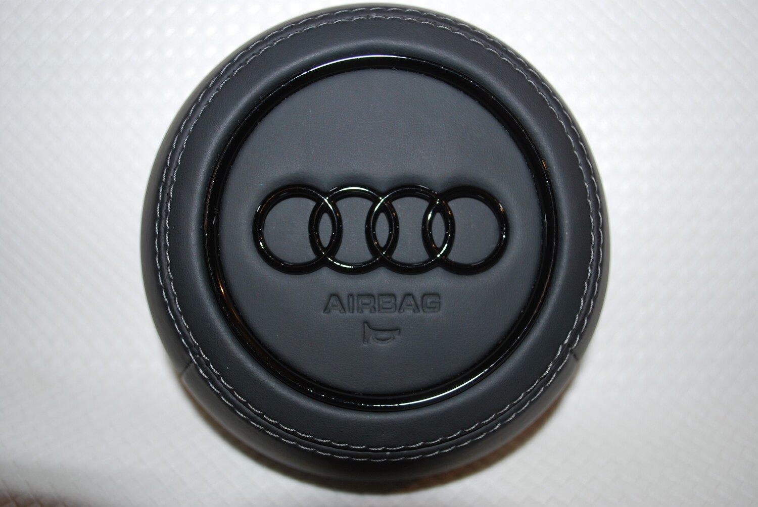 Cover Volante Personalizzabile con Logo: Aggiungi un Tocco di Eleganza alla Tua Guida, per Audi TT MK3 e R8