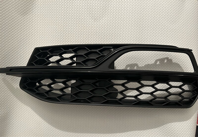 Coppia di griglie fendinebbia per paraurti Audi A3 S Line, con modanatura nera lucida per modello pre-restyling 2012-2016