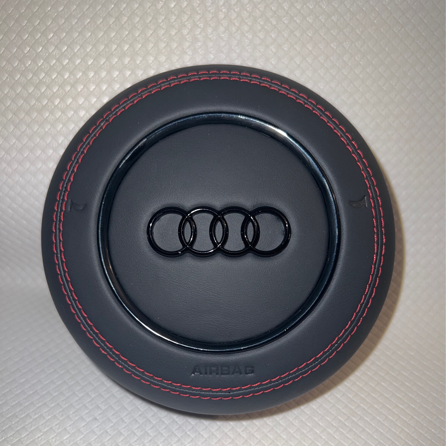 Cover Volante Personalizzabile con Logo: Stile Unico su Misura per Te, per Audi TT MK2