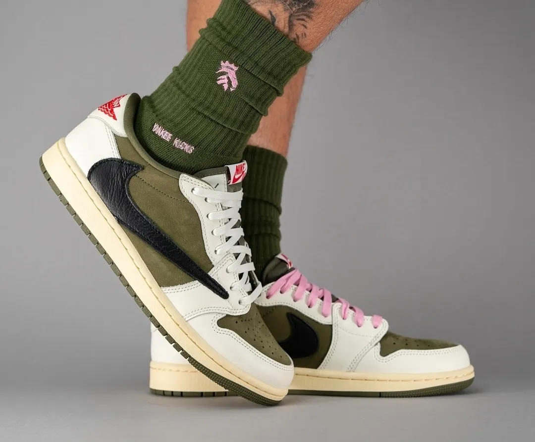 Travis Scott × AJ1 Low OG Medium Olive 23139694_55315351_600.jpg