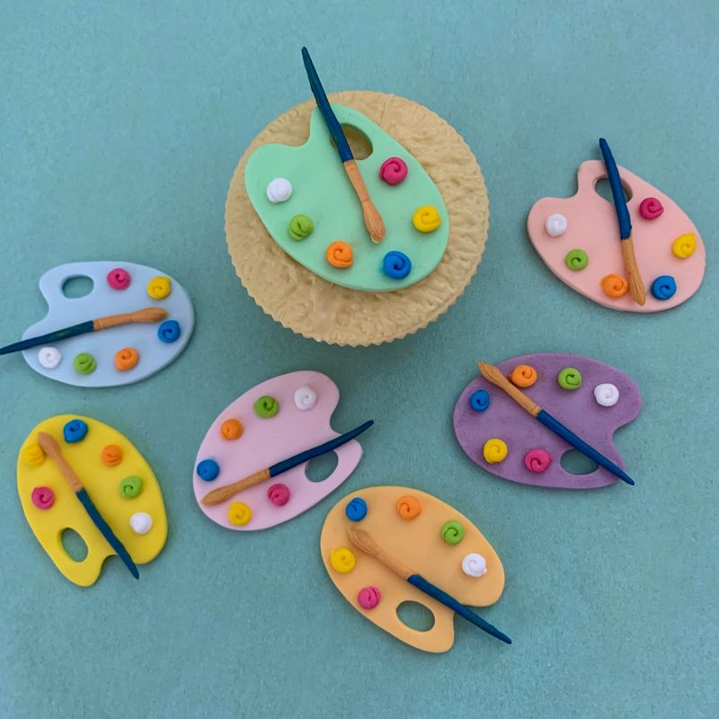Cupcake illustrating size and colour of paint palettes.