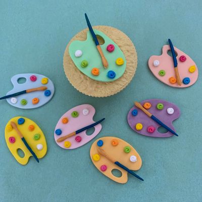 Cupcake illustrating size and colour of paint palettes.