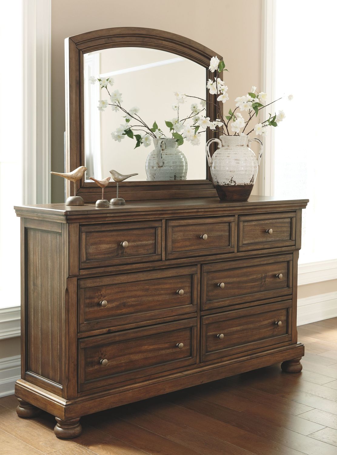 Flynnter - Medium Brown - Dresser, Mirror