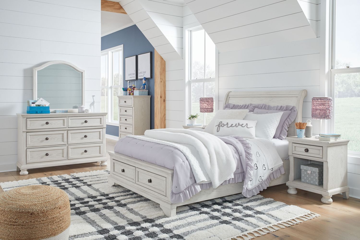 Robbinsdale - Antique White - 8 Pc. - Dresser, Mirror, Chest, Full Sleigh Storage Bed, 2 Nightstands