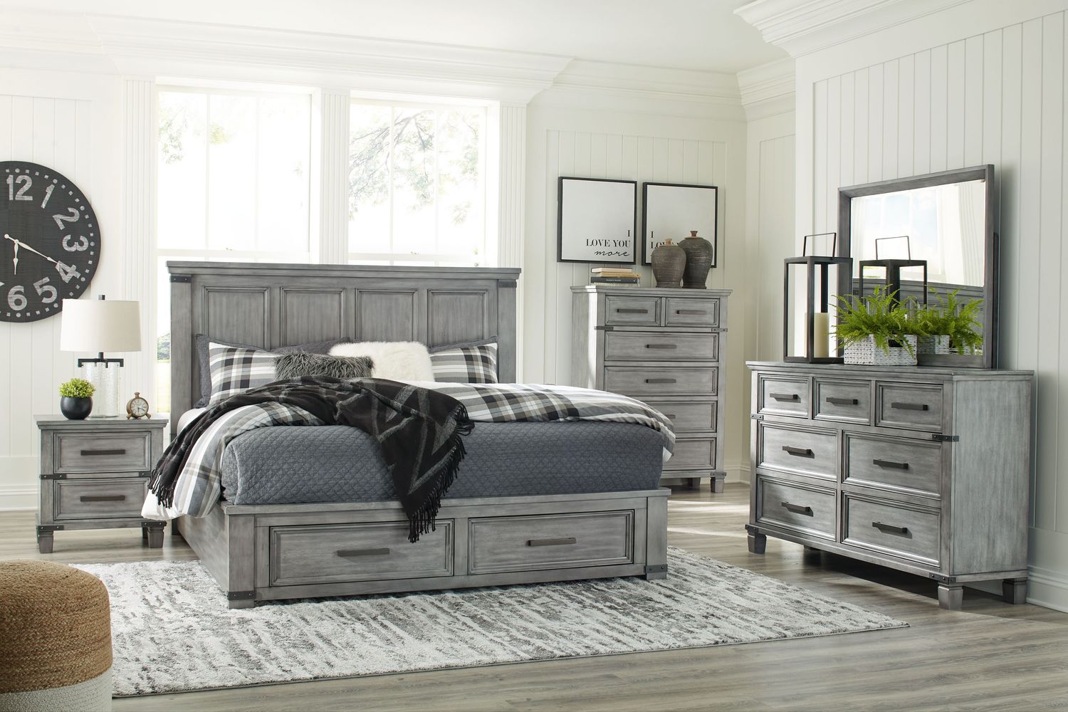 Russelyn - Gray - 7 Pc. - Dresser, Mirror, Queen Storage Bed, 2 Nightstands