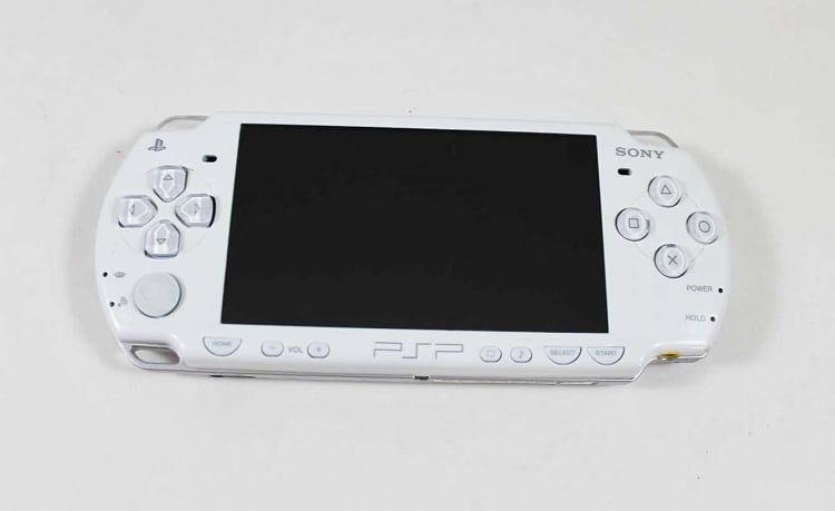 Sony PSP 2000 baltas atrištas su 128Gb atminties kortele