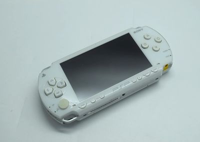 Sony PSP 1000 baltas atrištas su 128Gb atminties kortele