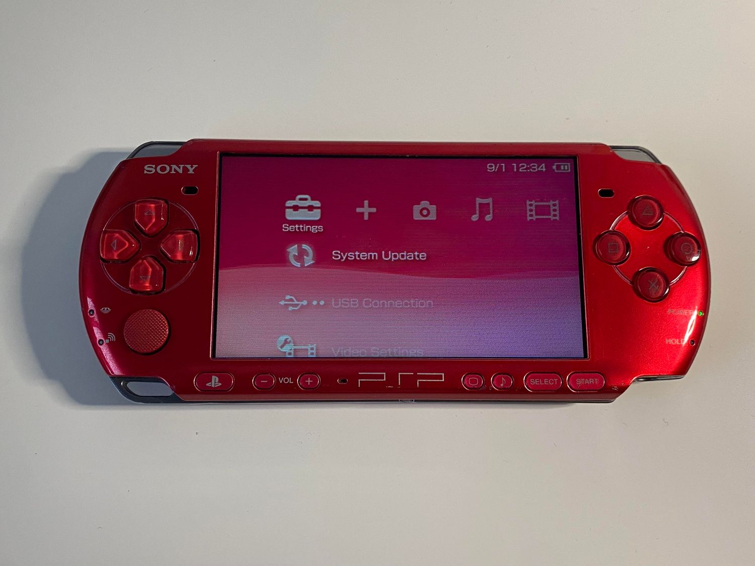 Sony PSP 3000 raudonas atrištas su 128Gb atminties kortele
