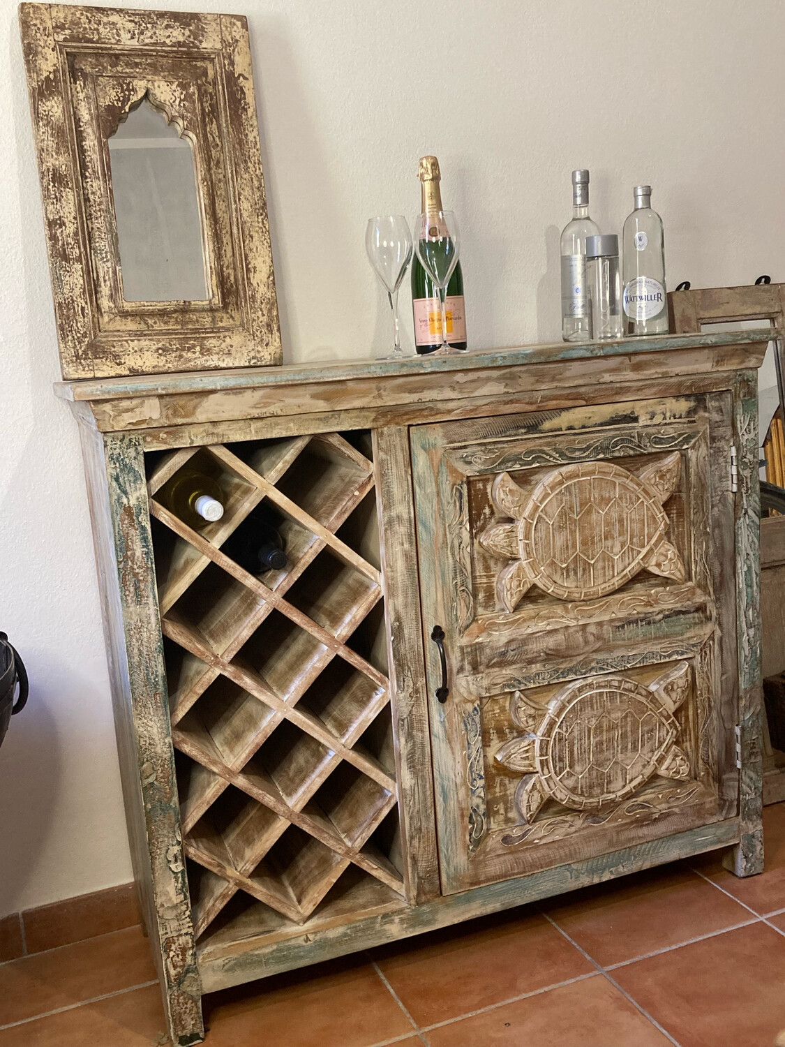 Mobile in legno intarsiato