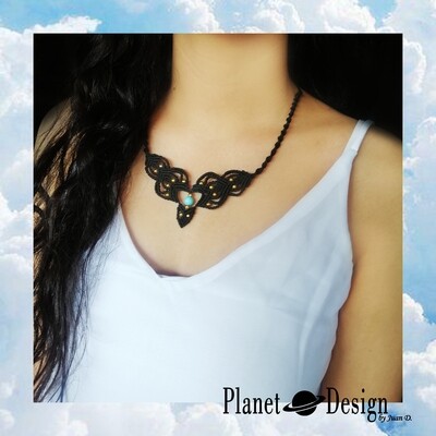 Diseño colgante negro con accesorios