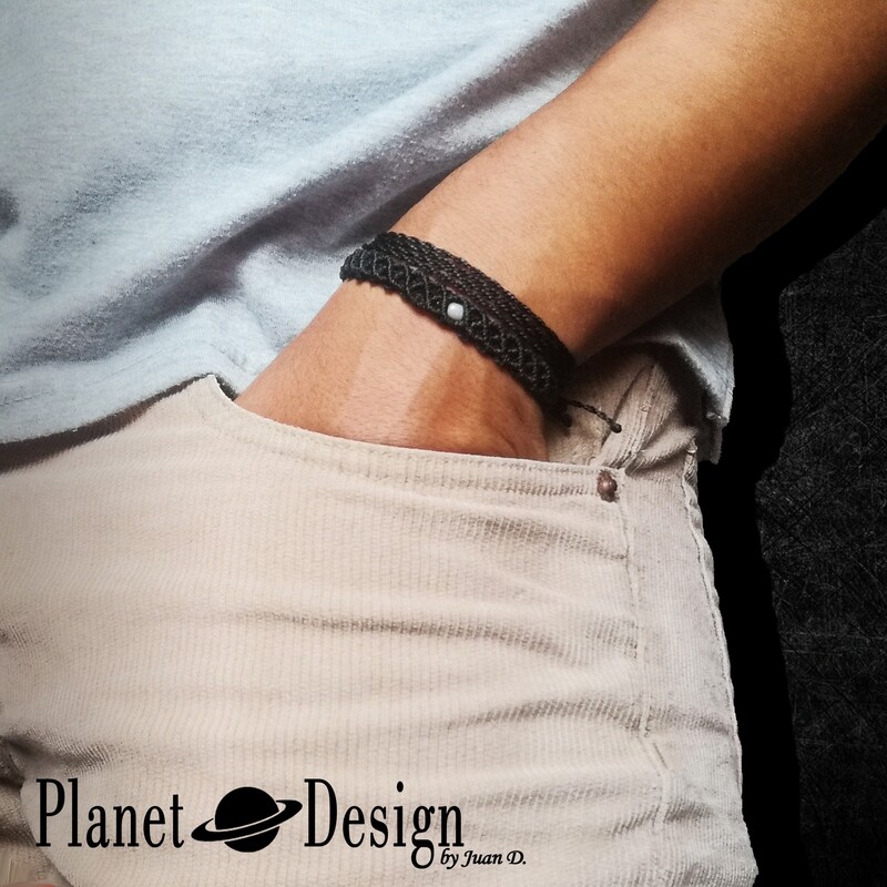 pulsera con detalles de tejido y accesorio