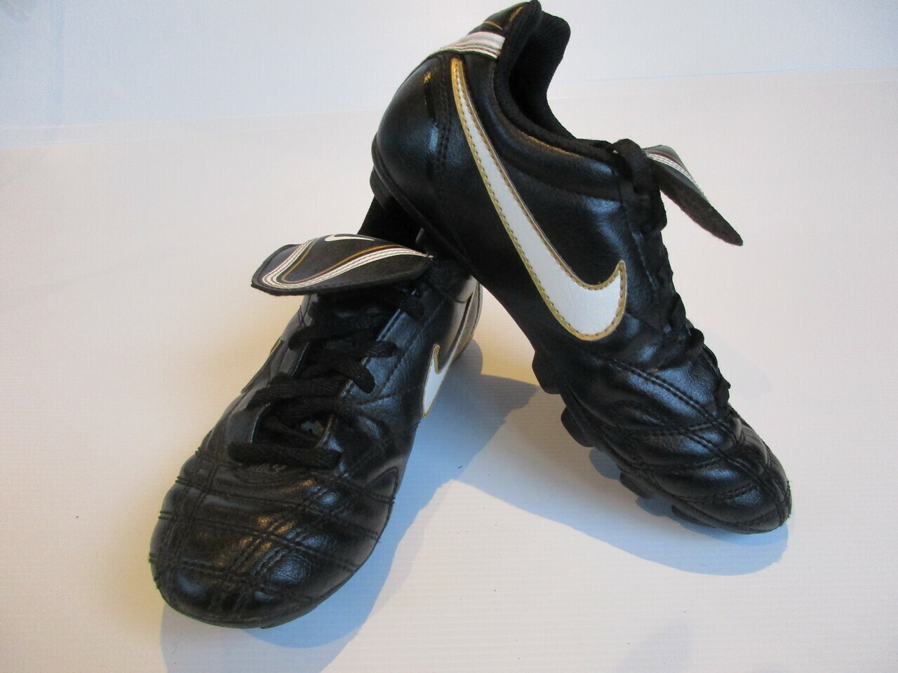 Nike Tiempo Football Boots US2 UK1.5 (Near-New) (EC194)