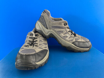 Outdoor Hiking/Walking shoes US9 (Near-new) (EC743)