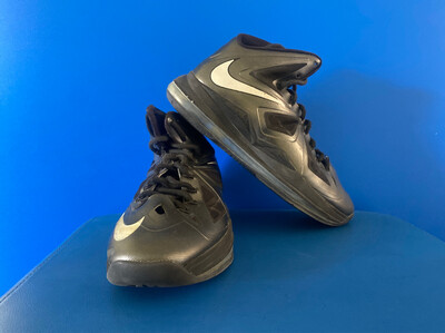 Nike Basketball Shoes US8 (Near New)  (EC160)
