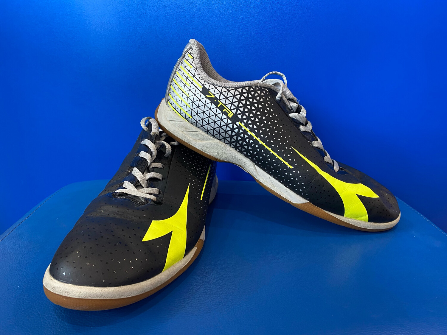 Diadora Men&#39;s Futsal Shoes US8.5 (Near New) (EC3340)