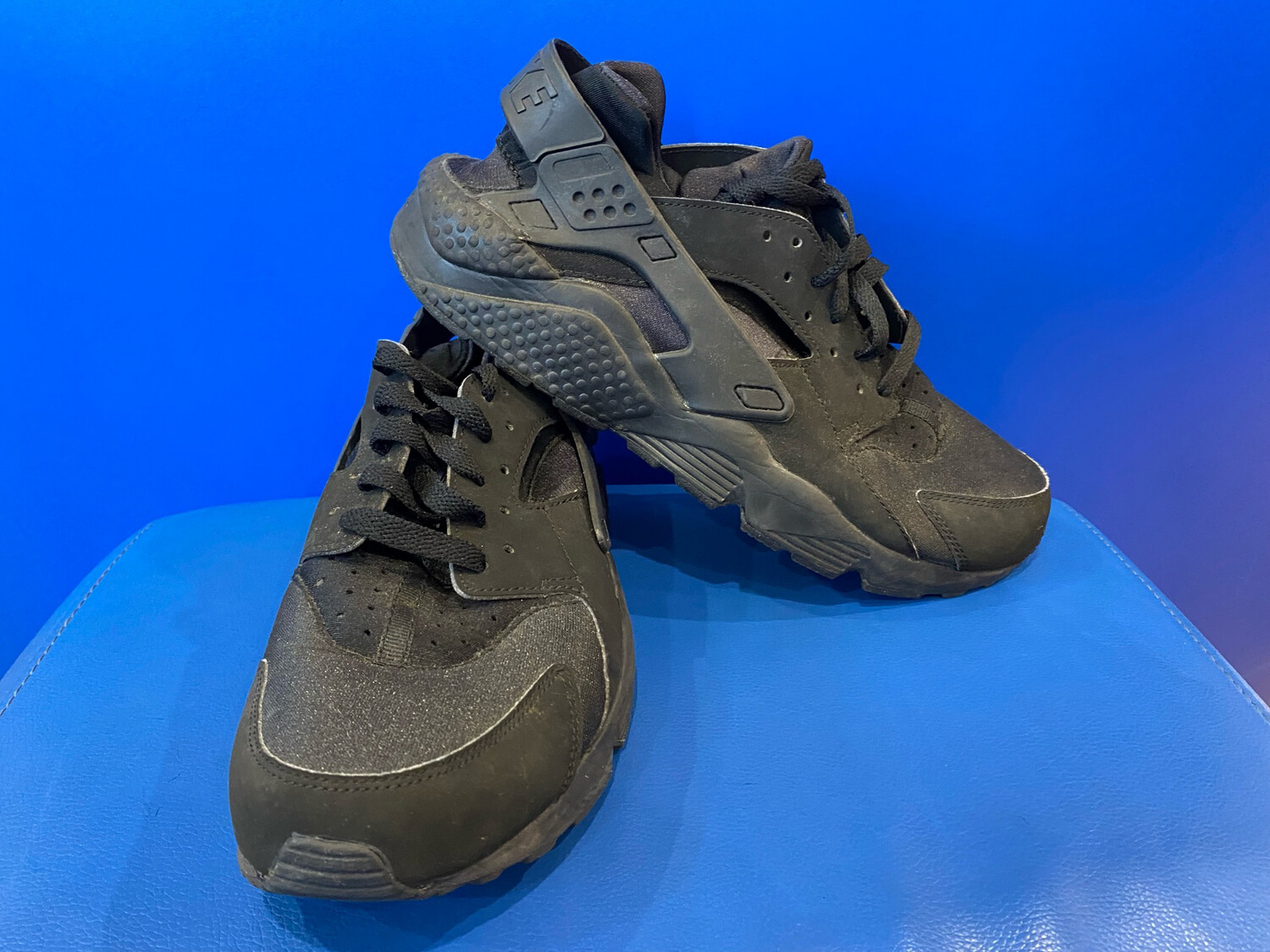Nike Air Huarache Hyperlocal London Triple Black Shoes US10 (Near New)