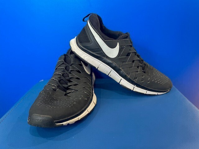 NIKE 5.0 TRAINERS, BLACK AND WHITE MESH. (NEAR NEW) US12 men (EC3955)