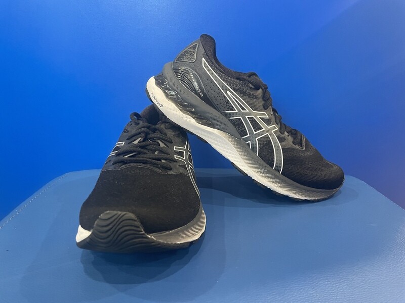 Gel-Nimbus 23 BLK/WHITE, US7 Women&#39;s, running shoe. Brand New In Box (EC4008)