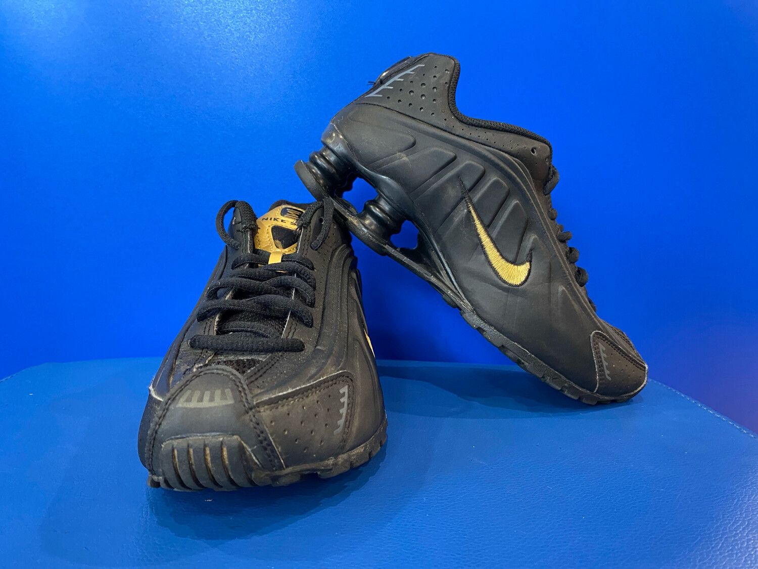 Nike Shox R4 Black Metallic Gold Shoes (GS) US4Y Kids (Near New) (EC4068)