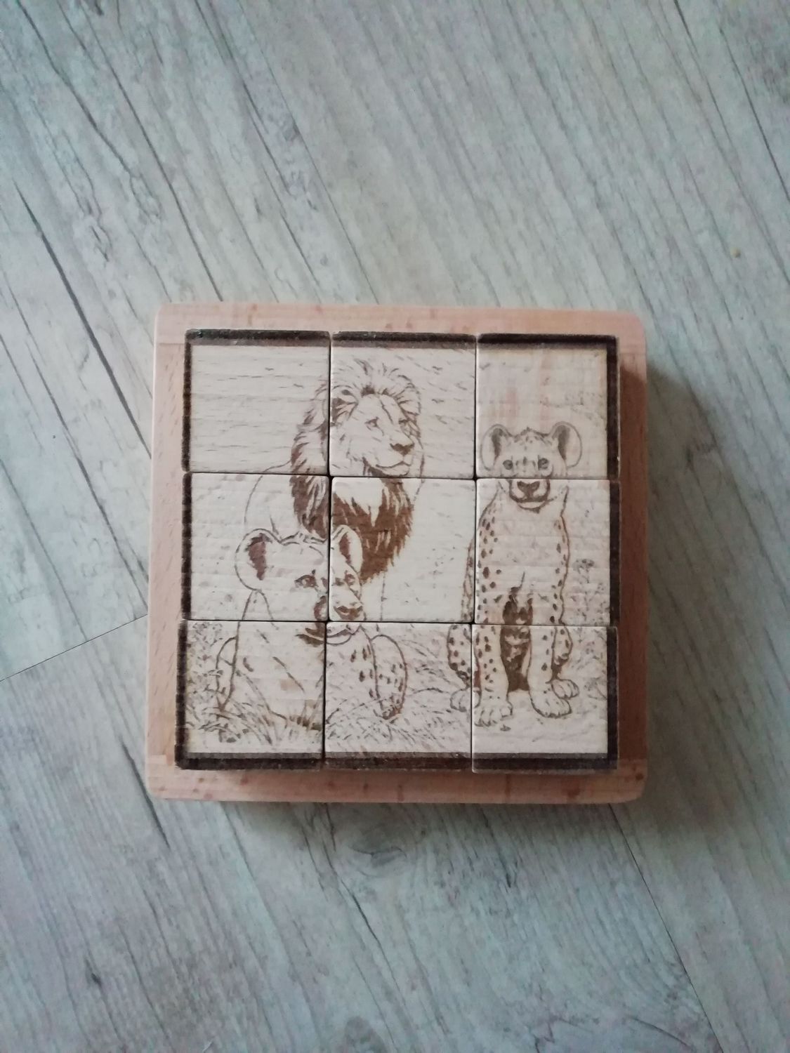 Plateau jeux de 9 cubes (gravure lions) Plateau jeux de 9 cubes (gravure lions)