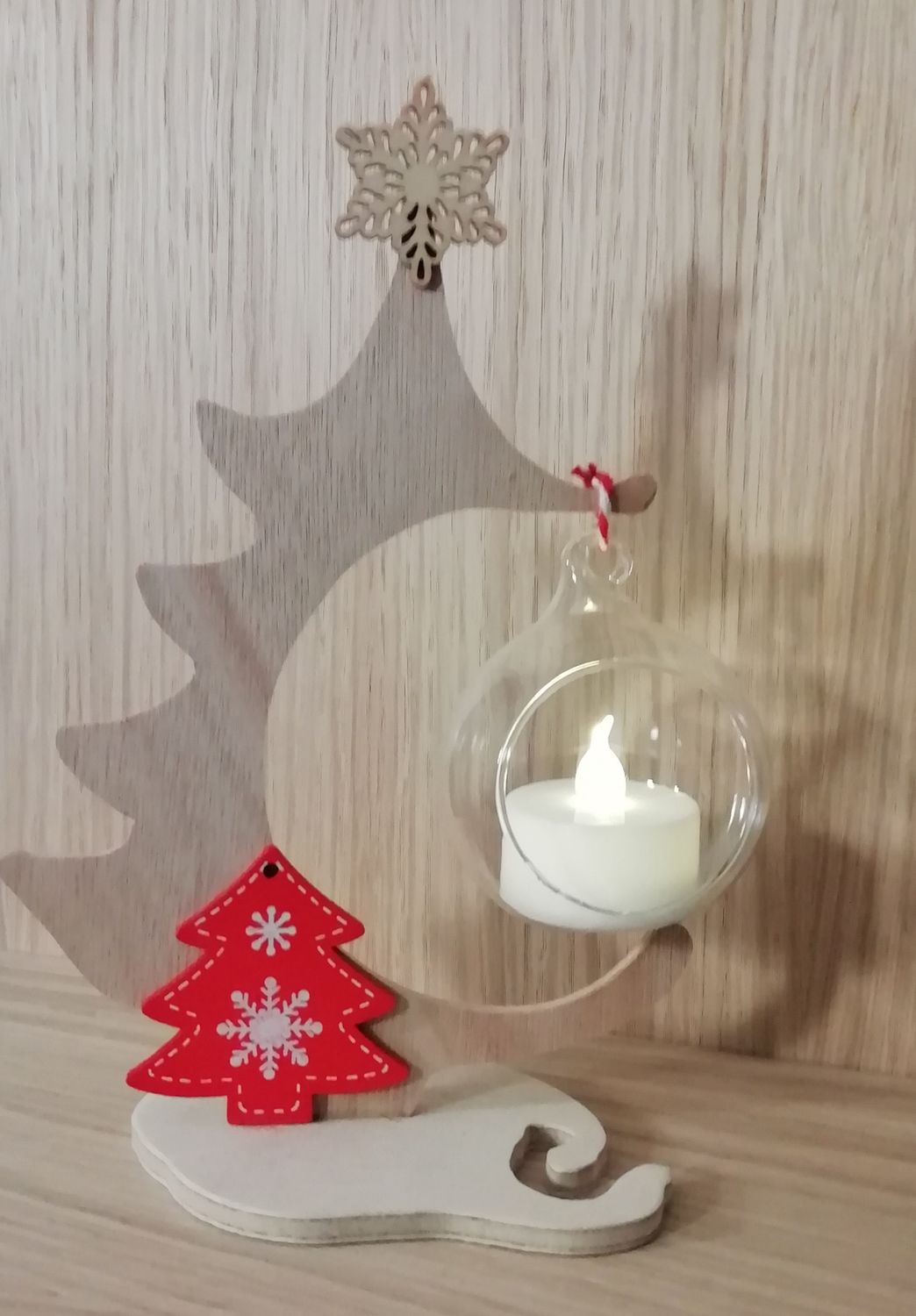 Sapin chantourné à la main avec boule en verre et bougie