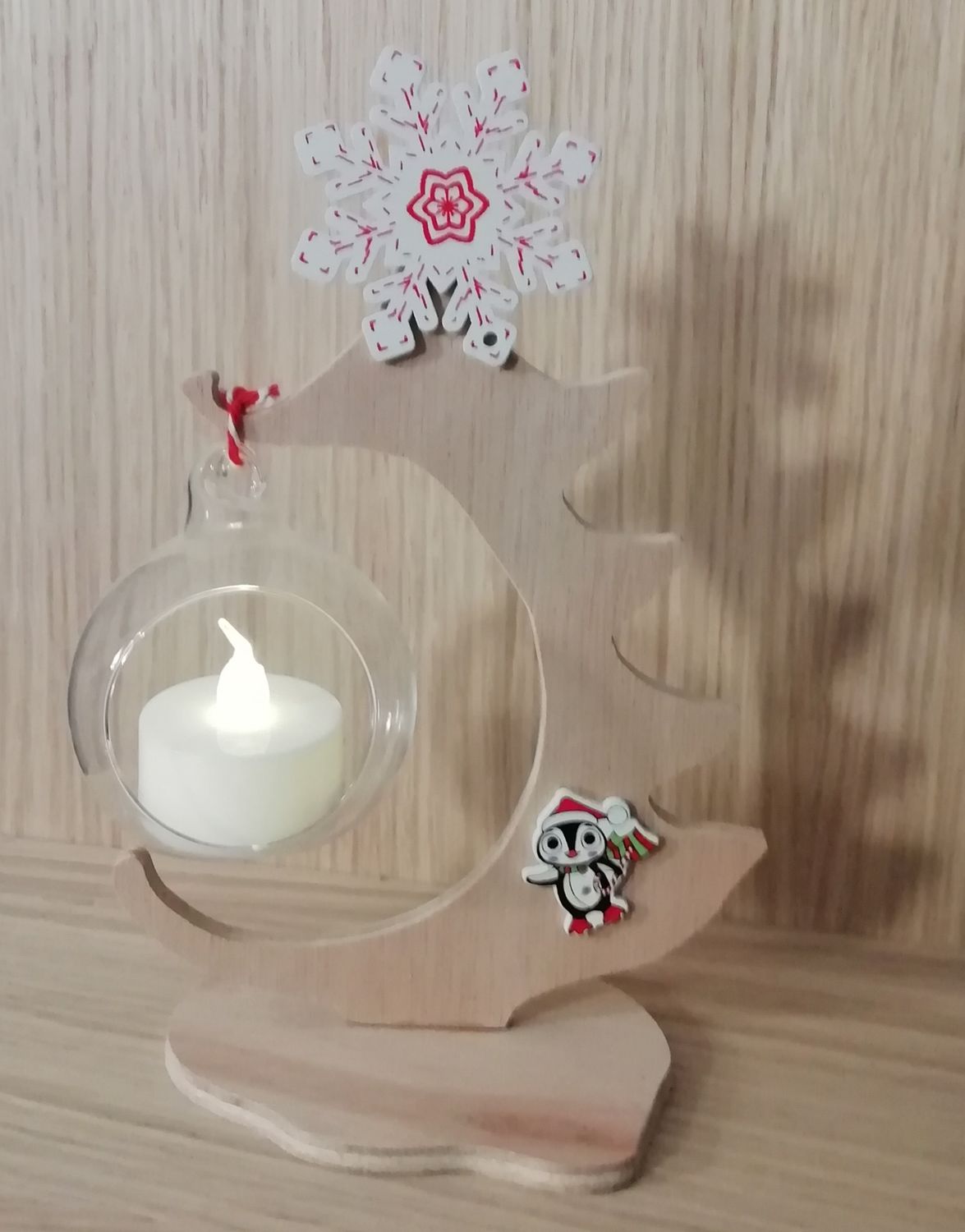 Sapin chantourné à la main avec boule en verre et bougie