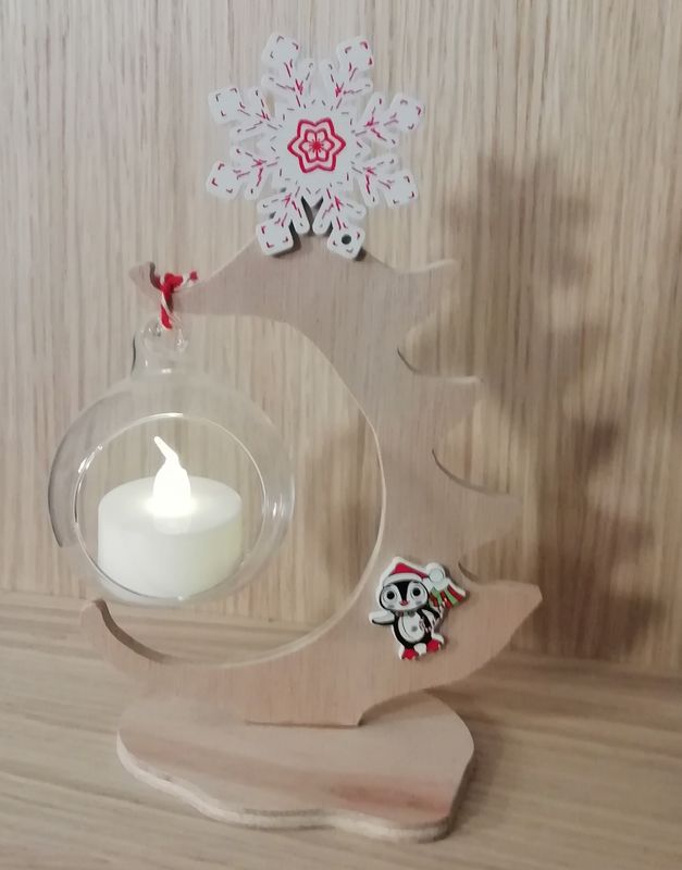 Sapin chantourné à la main avec boule en verre et bougie