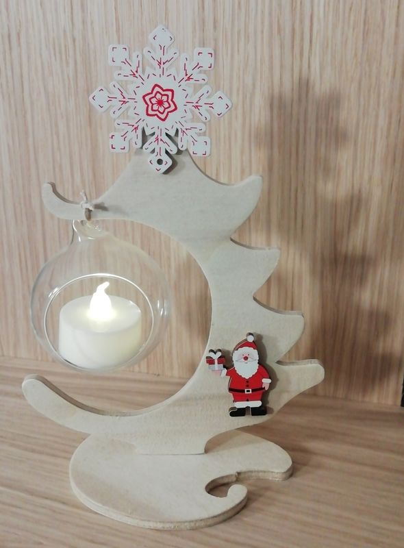 Sapin chantourné à la main avec boule en verre et bougie