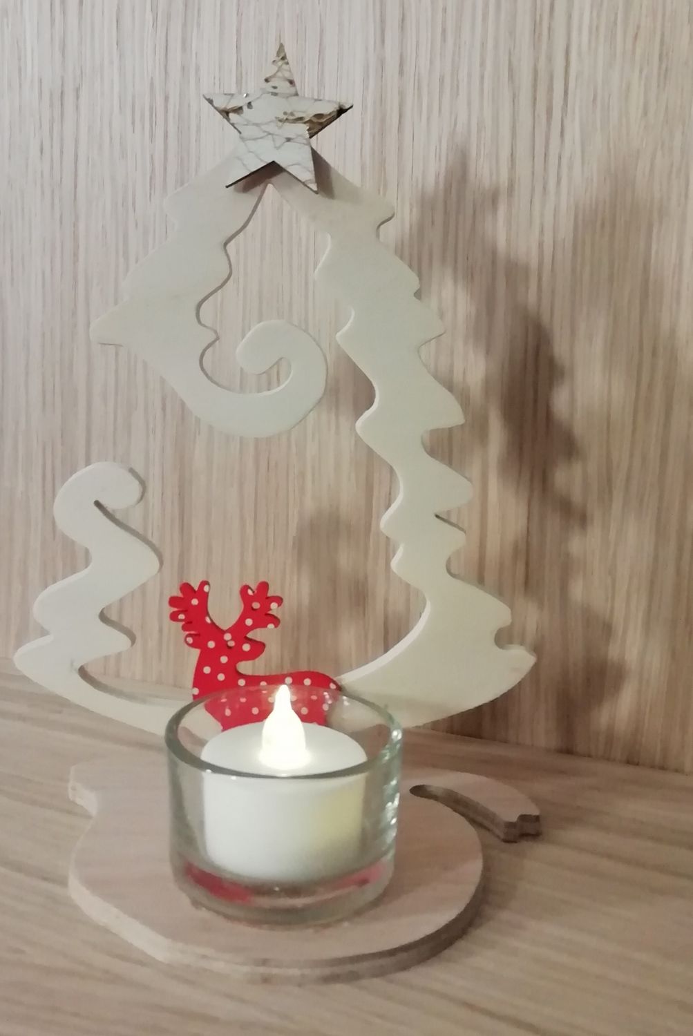 Sapin chantourné à la main avec bougeoir en verre