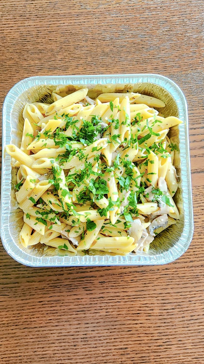 Penne con pollo e funghi in salsa Alfredo