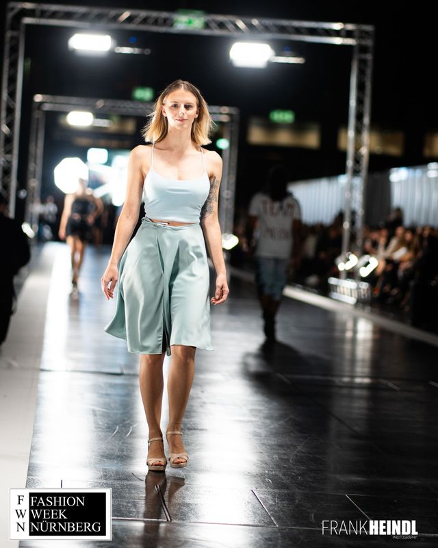 FASHION WEEK LOOK 7 Satin Wickelrock FASHION WEEK LOOK 7 Satin Wickelrock