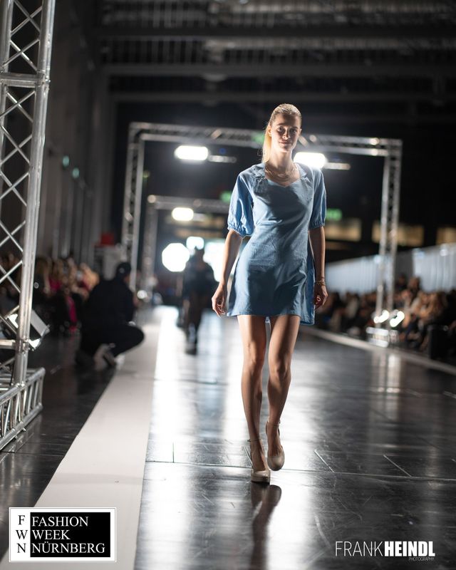 FASHION WEEK LOOK 11 Kleid mit Rückenausschnitt FASHION WEEK LOOK 11 Kleid mit Rückenausschnitt
