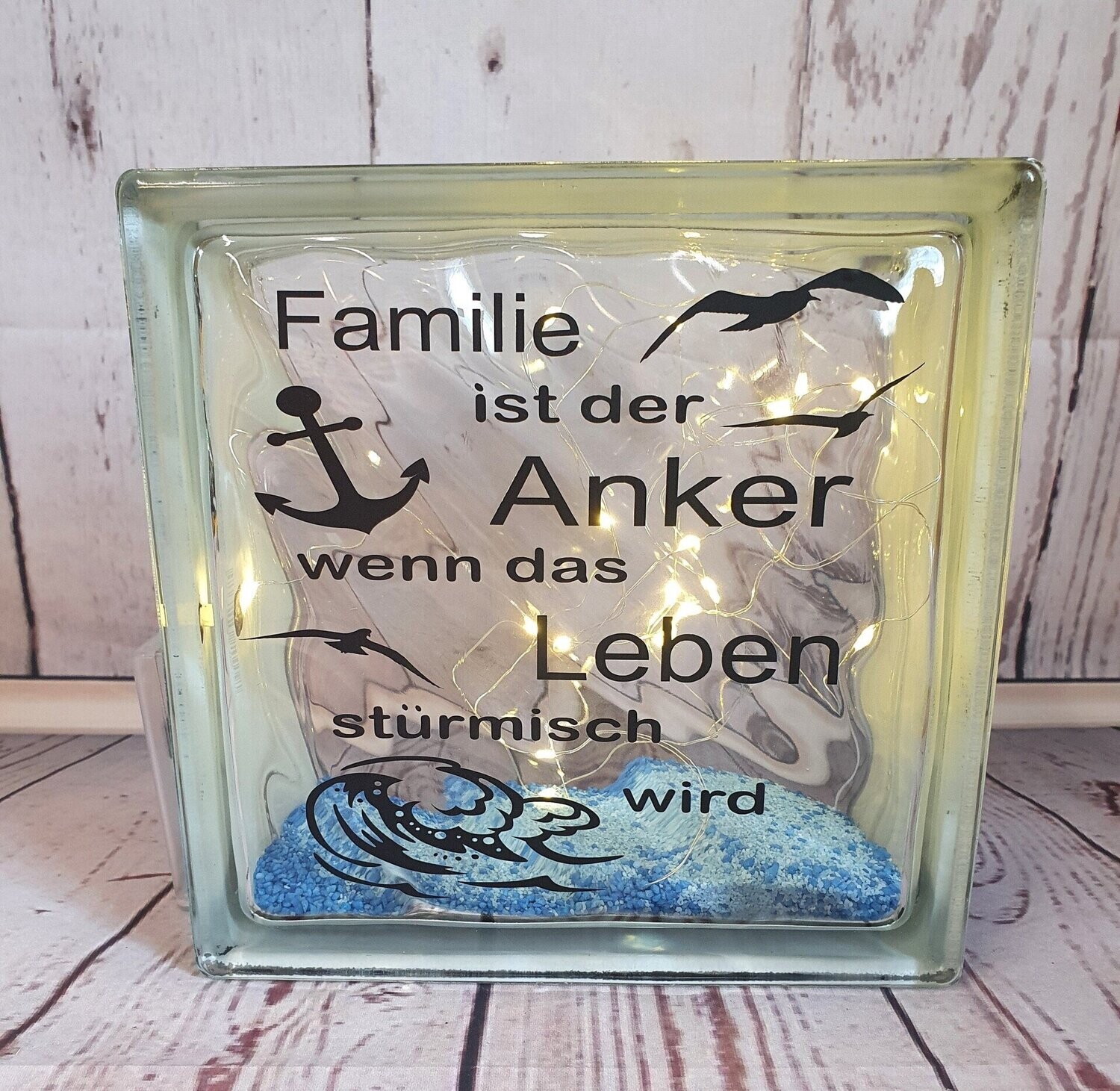 Beleuchteter Glasbaustein, mit Spruch, handmade
"Familie ist der Anker wenn das Leben stürmisch wird"