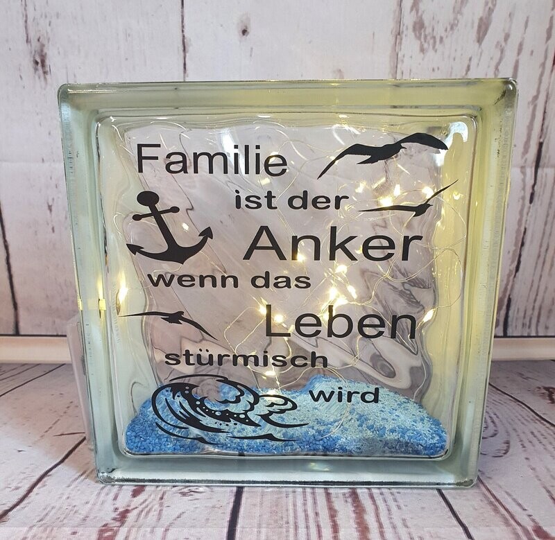 Beleuchteter Glasbaustein, mit Spruch, handmade
Beleuchteter Glasbaustein, mit Spruch, handmade
"Familie ist der Anker wenn das Leben stürmisch wird"