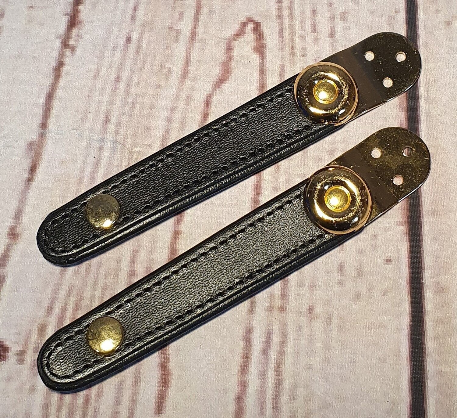 Balghalter / Balgverschluss / Balgzuhalter, Leder / Kunstleder, mit Befestigungsplatte in Gold, schwarz, 1 Paar
