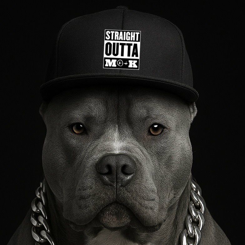 GORRA VICERA PLANA “Straight Outta M2+K” ENVÍO GRATIS