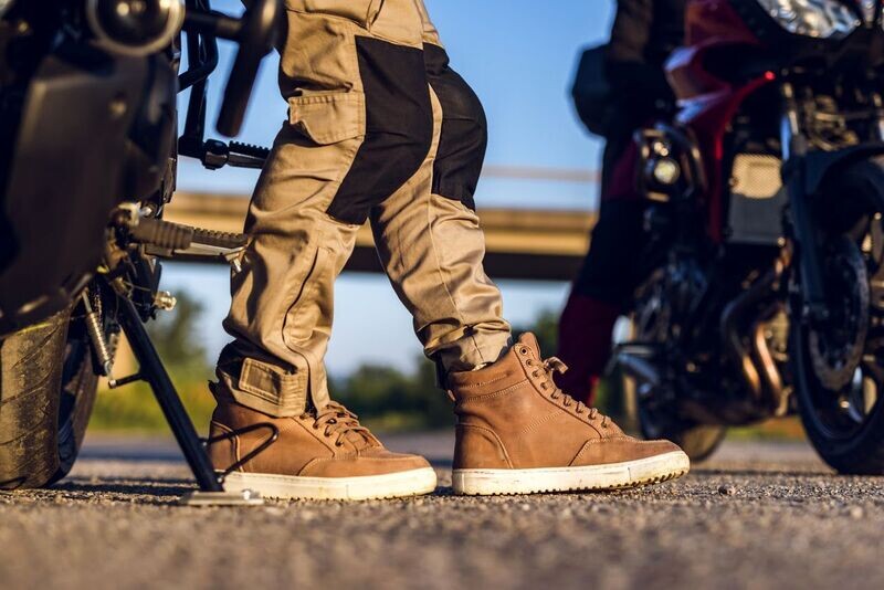 BOTAS, BOTINES Y PROTECTOR DE ZAPATO