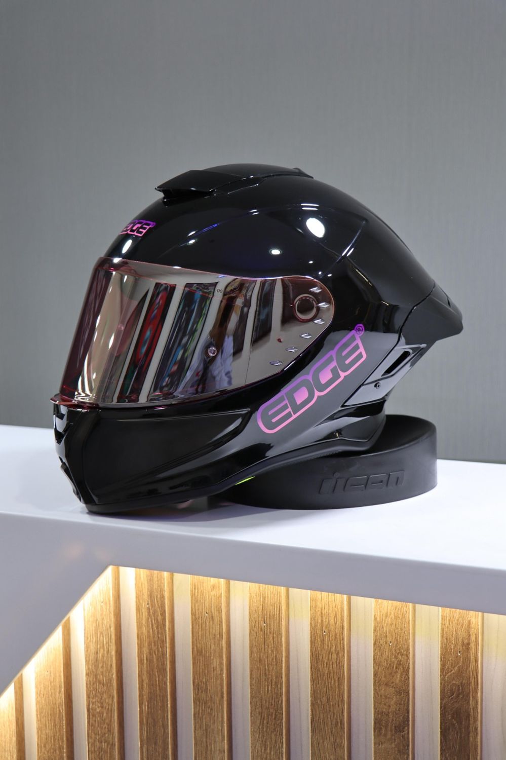 CASCO EDGE SHANGAI SOLID NEGRO-ROSA BRILLO